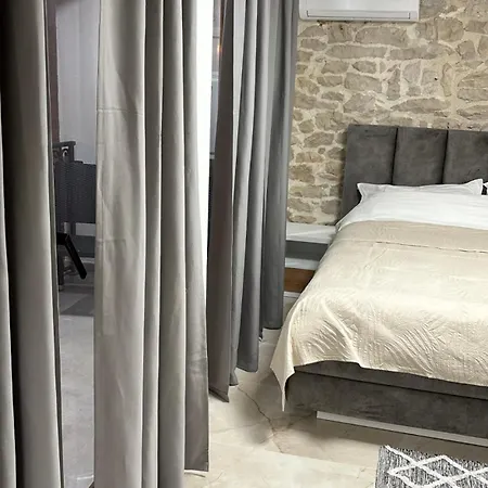 House Sela Vrata