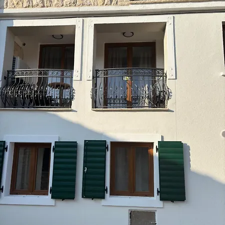 House Sela Vrata